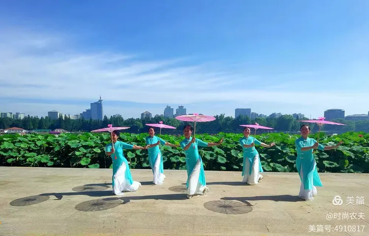 玉渊潭公园大妈们的荷花舞 形成人与自然和谐相处风景